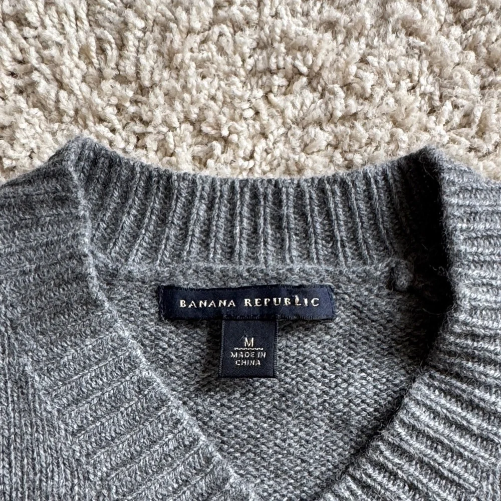 Banana Republic Dark Gray V-Neck Sweater with Elbow Patches Men’s M EUC